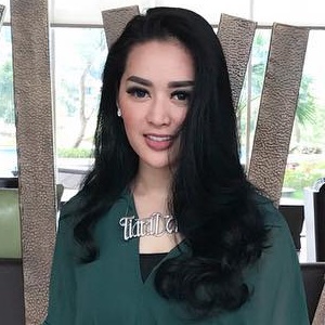 Tiara Dewi: Berita, Foto, Video, Lirik Lagu, Profil & Bio 